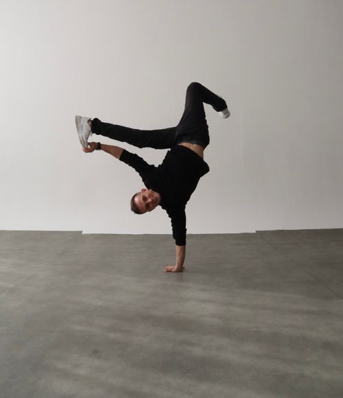 Free Young man performing a breakdance move indoors, showcasing agility and skill. Stock Photo