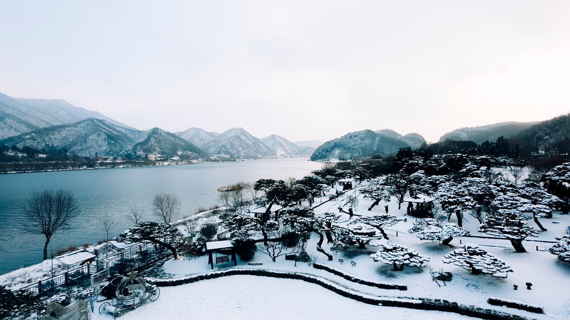 peak season korea selatan saat musim dingin dengan pemandangan salju di Seoul