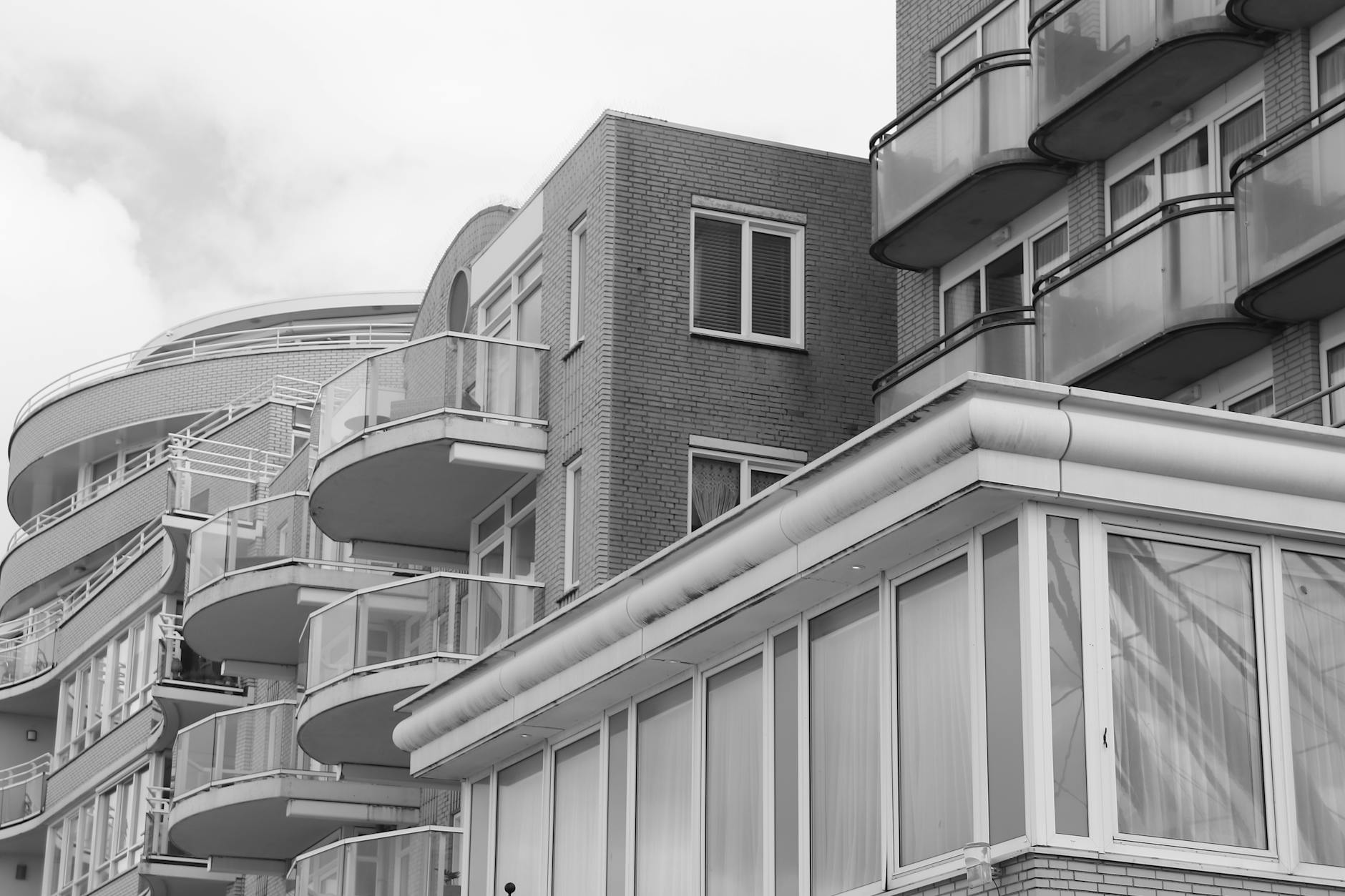 https://www.pexels.com/photo/modern-apartment-building-with-curved-balconies-30722154/