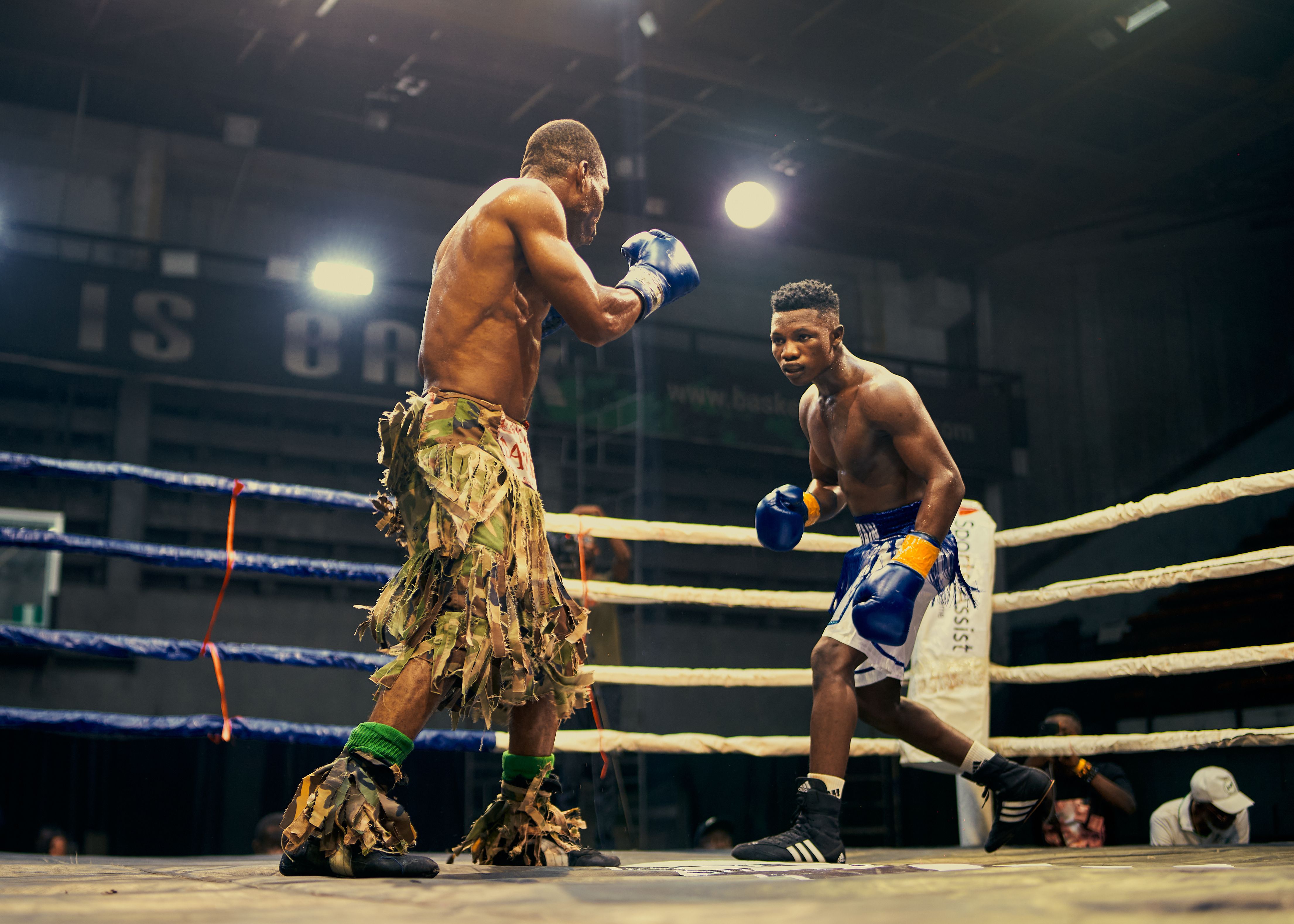 Intenso Combate De Boxeo En El Estadio De La Ciudad De Ku Gompo. · Foto ...