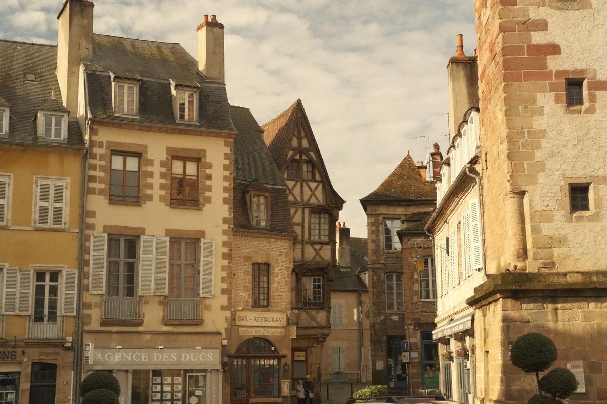 Ruelle médiévale charmante dans un village européen