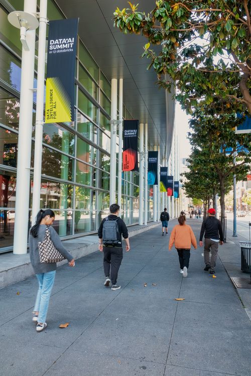 Free Urban scene with people walking near Moscone Center, San Francisco, in daytime. Stock Photo