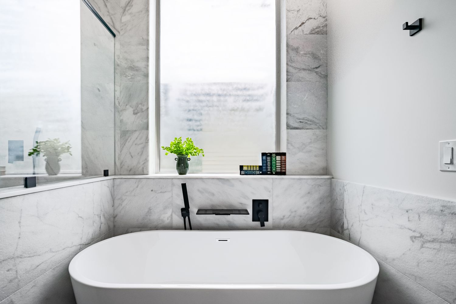 Luxe marmeren badkamer Amsterdam