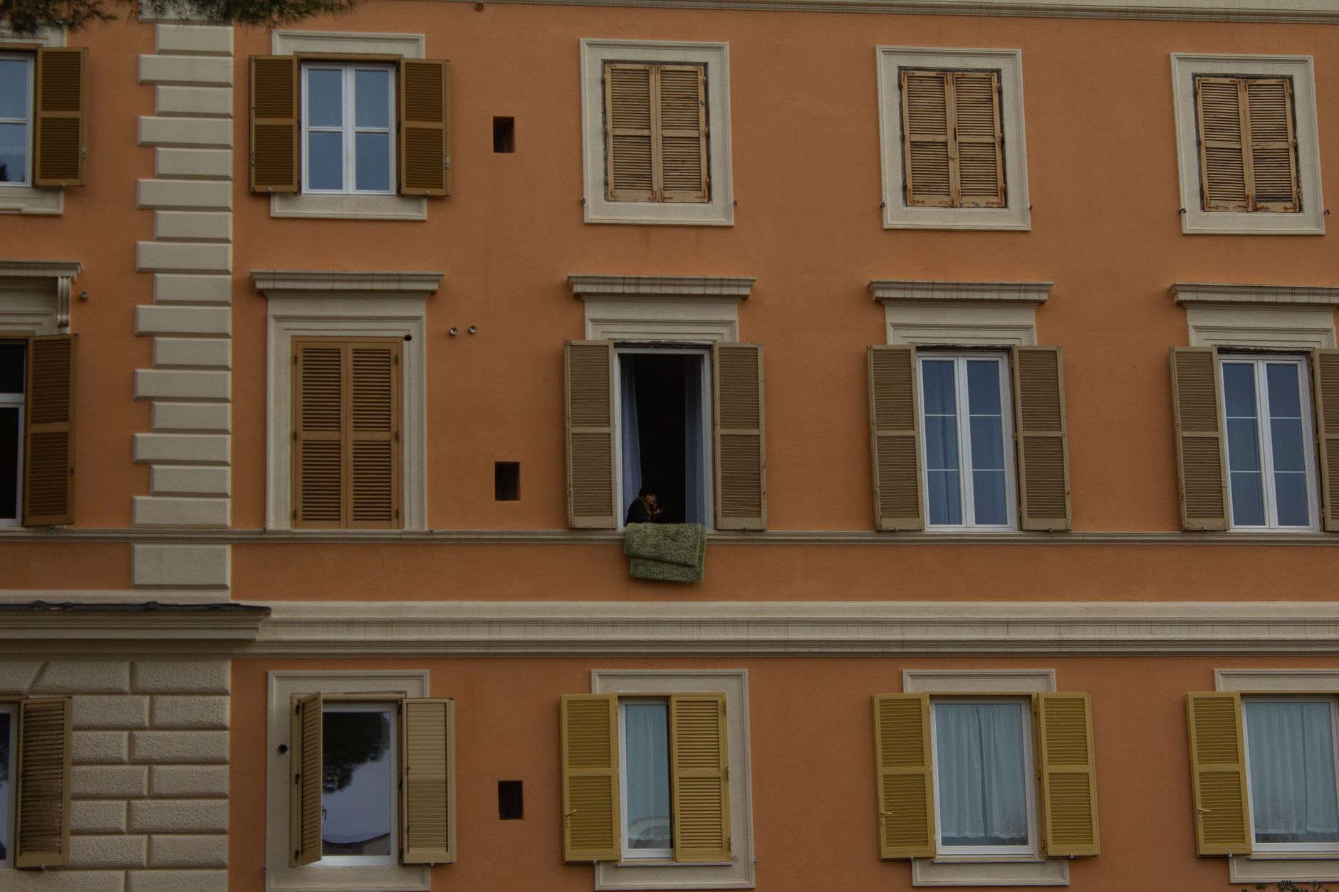 Immeuble urbain avec de nombreuses fenêtres sans volets ni stores