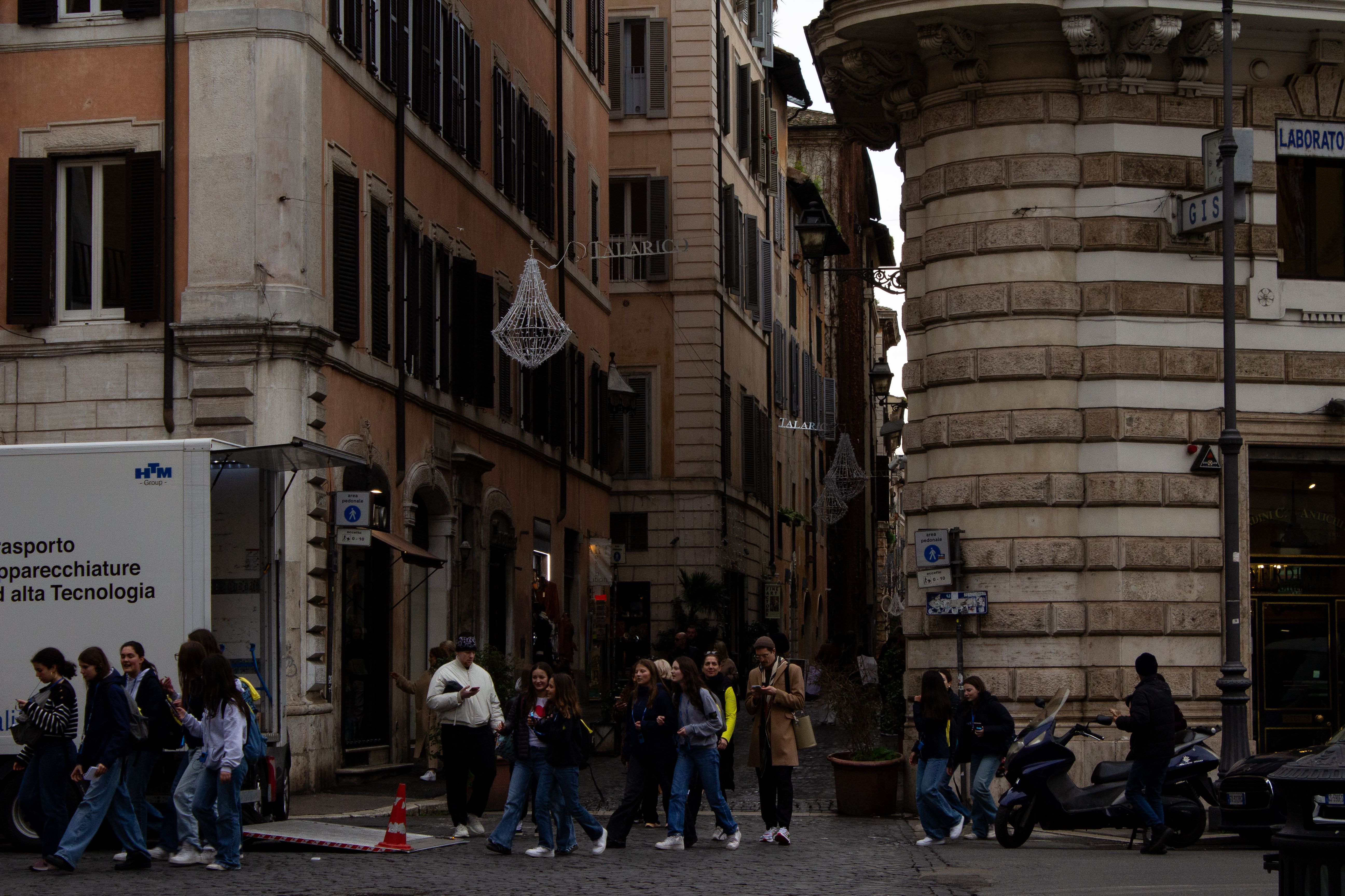 Urban Street Scene with Pedestrians in Rome · Free Stock Photo