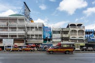 泰国清莱充满活力的街景展现了城市的建筑与交通风貌