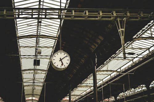 火車站時鐘的低角度視圖