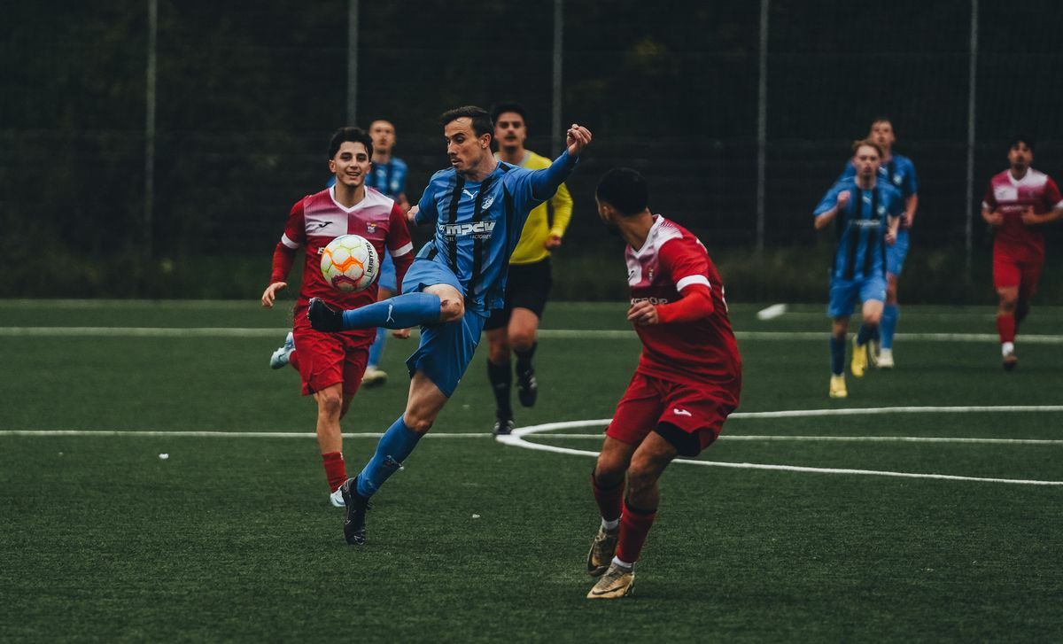 Futbol sahasında iki takım oyuncusu karşı karşıya, spor bahisi konsepti