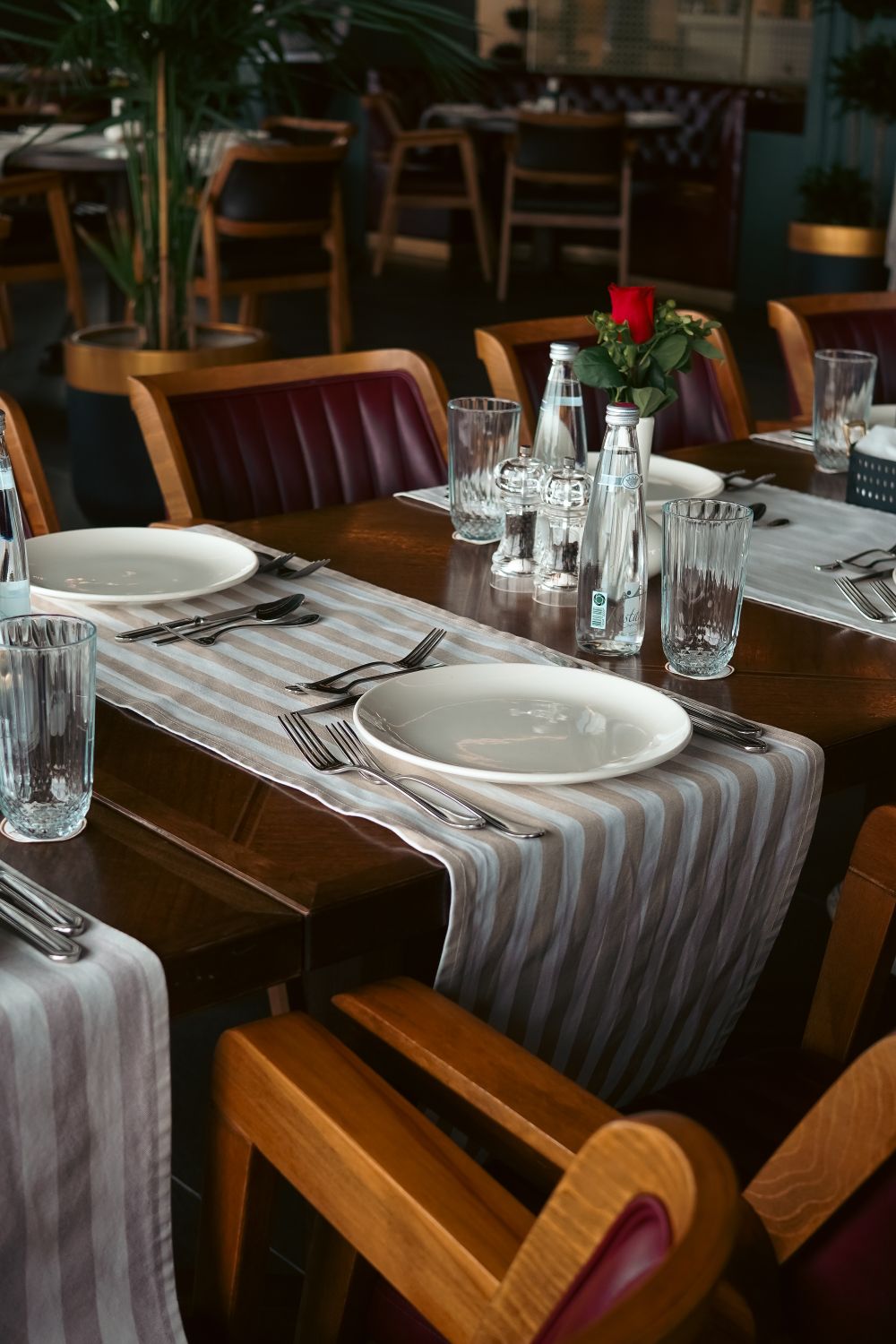 Elegante Mesa De Restaurante Com Rosas · Foto profissional gratuita