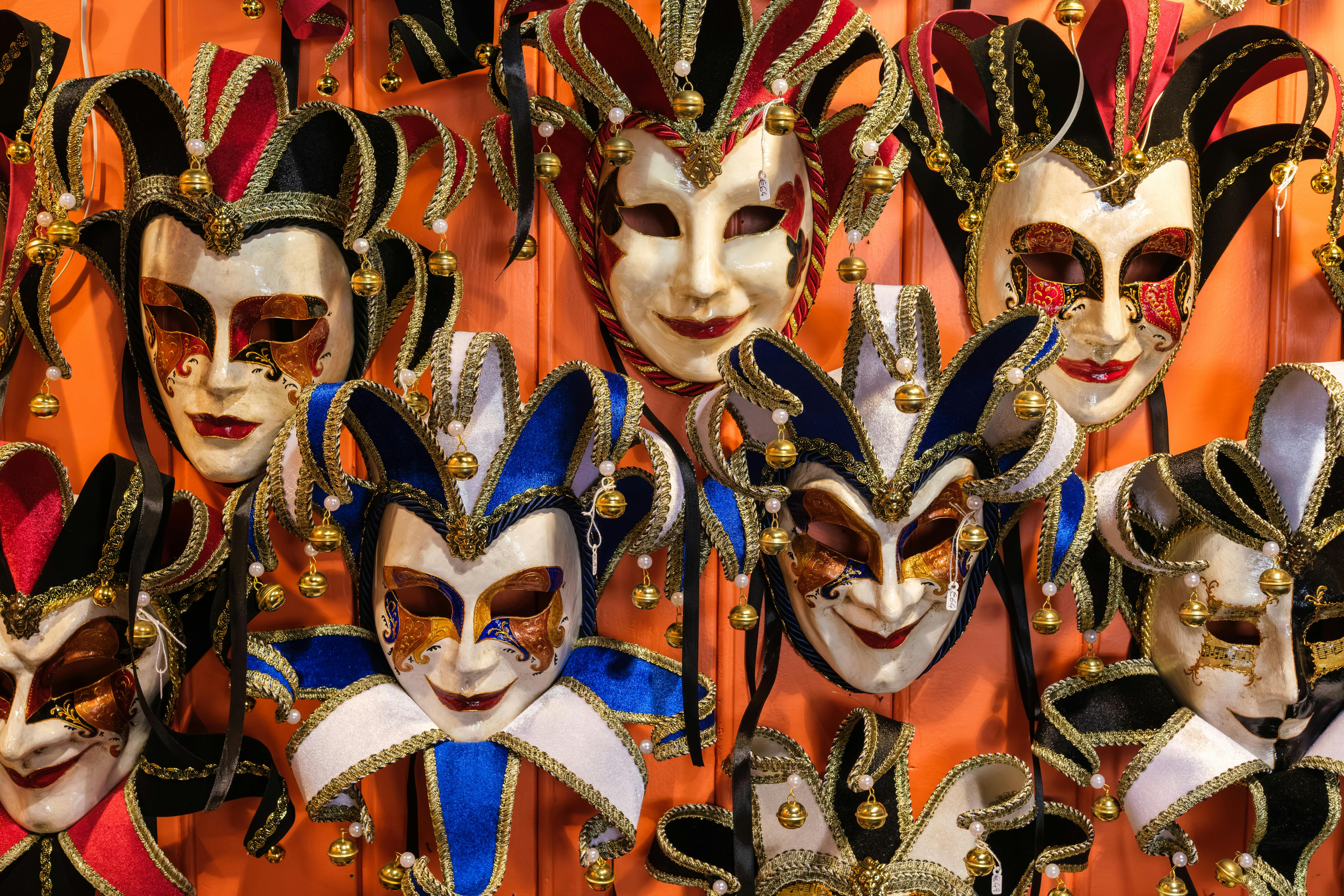 Ücretsiz Geleneksel el sanatlarını şenlikli bir şekilde sergileyen canlı Venedik maskeleri. Stok Fotoğraflar