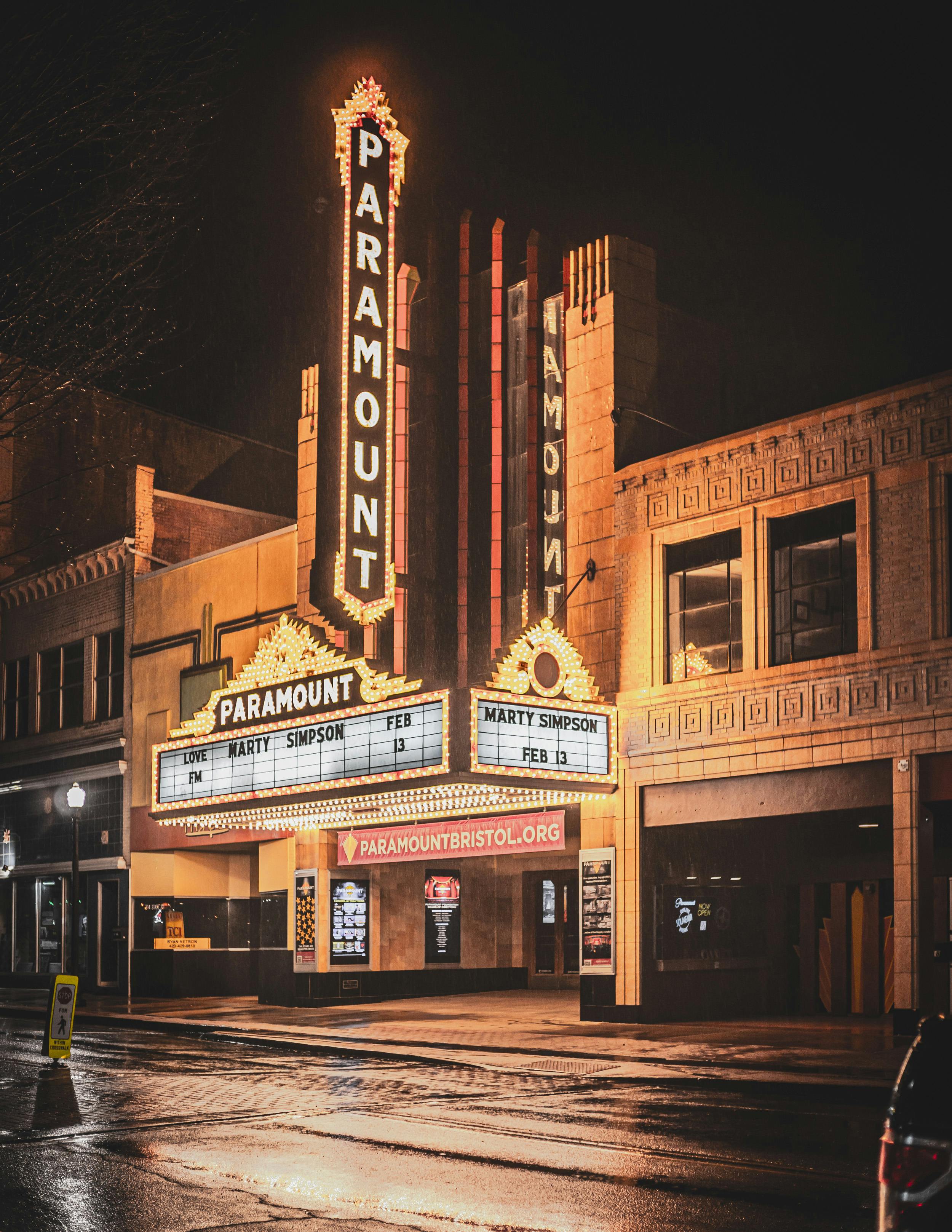 Zadarmo Divadlo Paramount sa v noci rozžiarilo vintage markízou a štýlom art deco. Fotka z fotobanky