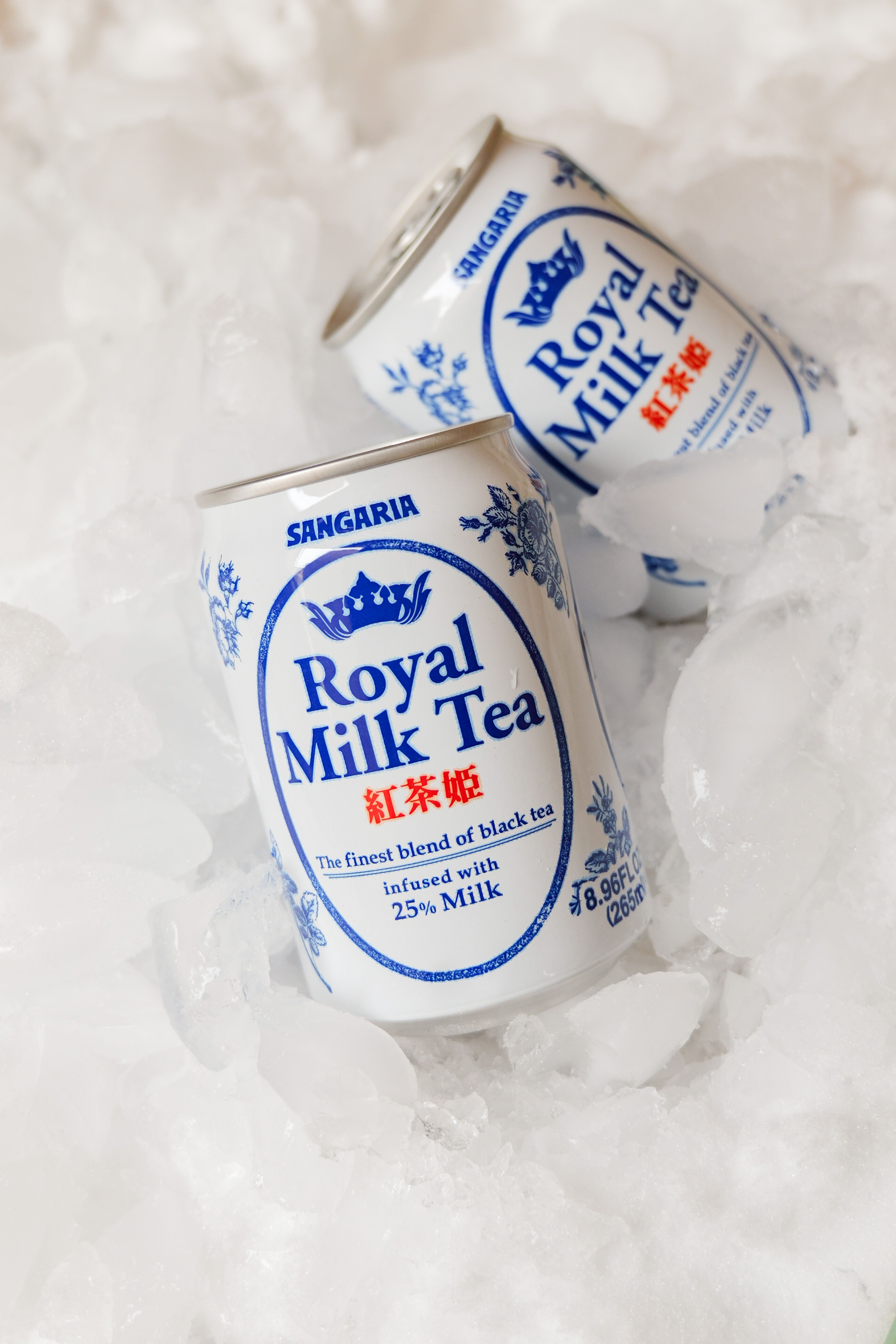 Gratis Primo piano delle lattine di Sangaria Royal Milk Tea circondate dal ghiaccio, per enfatizzare l'effetto rinfrescante. Foto a disposizione