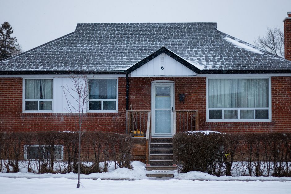 Extérieur d'une maison canadienne moderne en hiver