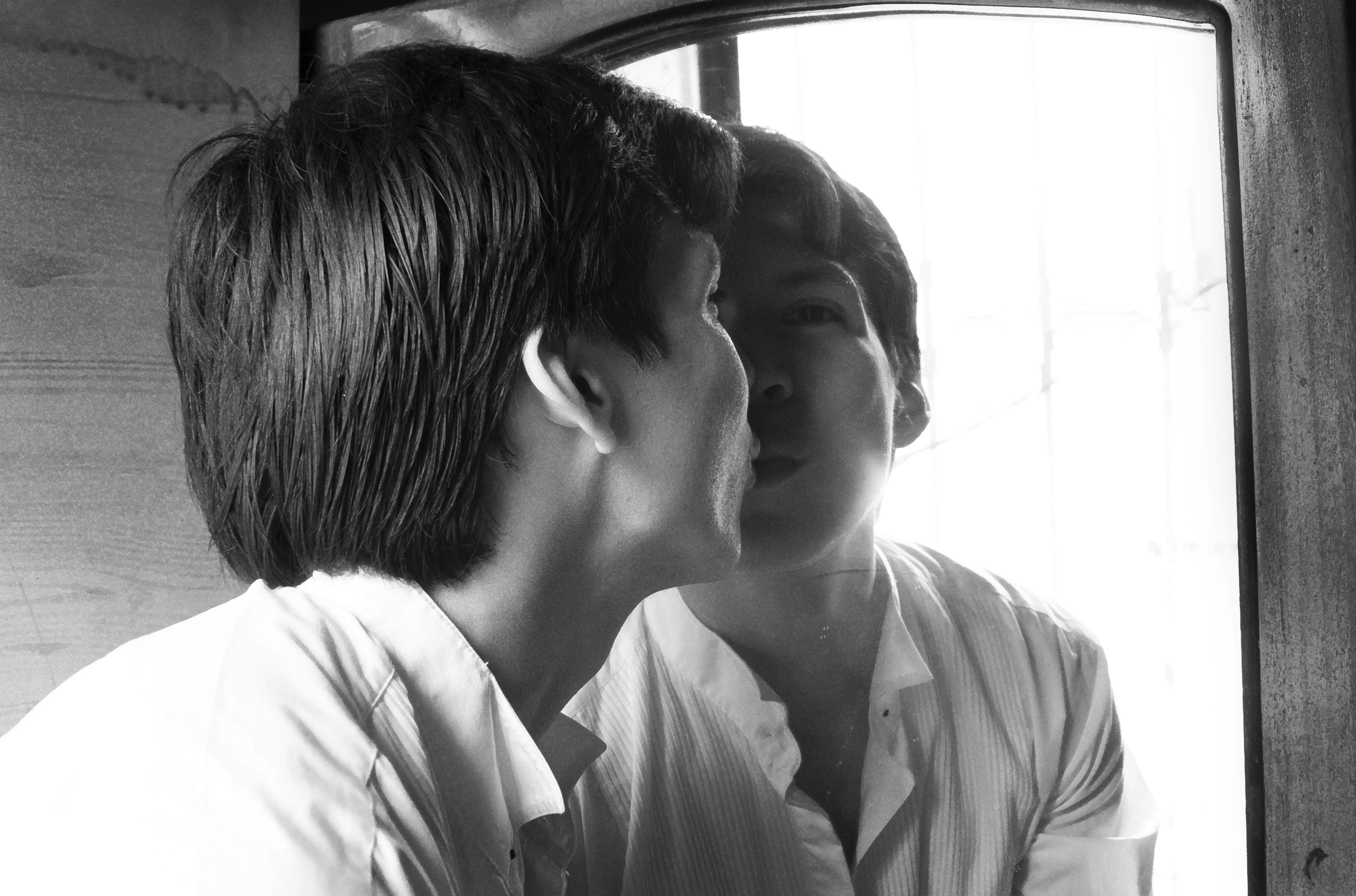 Momento Reflexivo En Un Retrato En Blanco Y Negro · Foto de stock gratuita