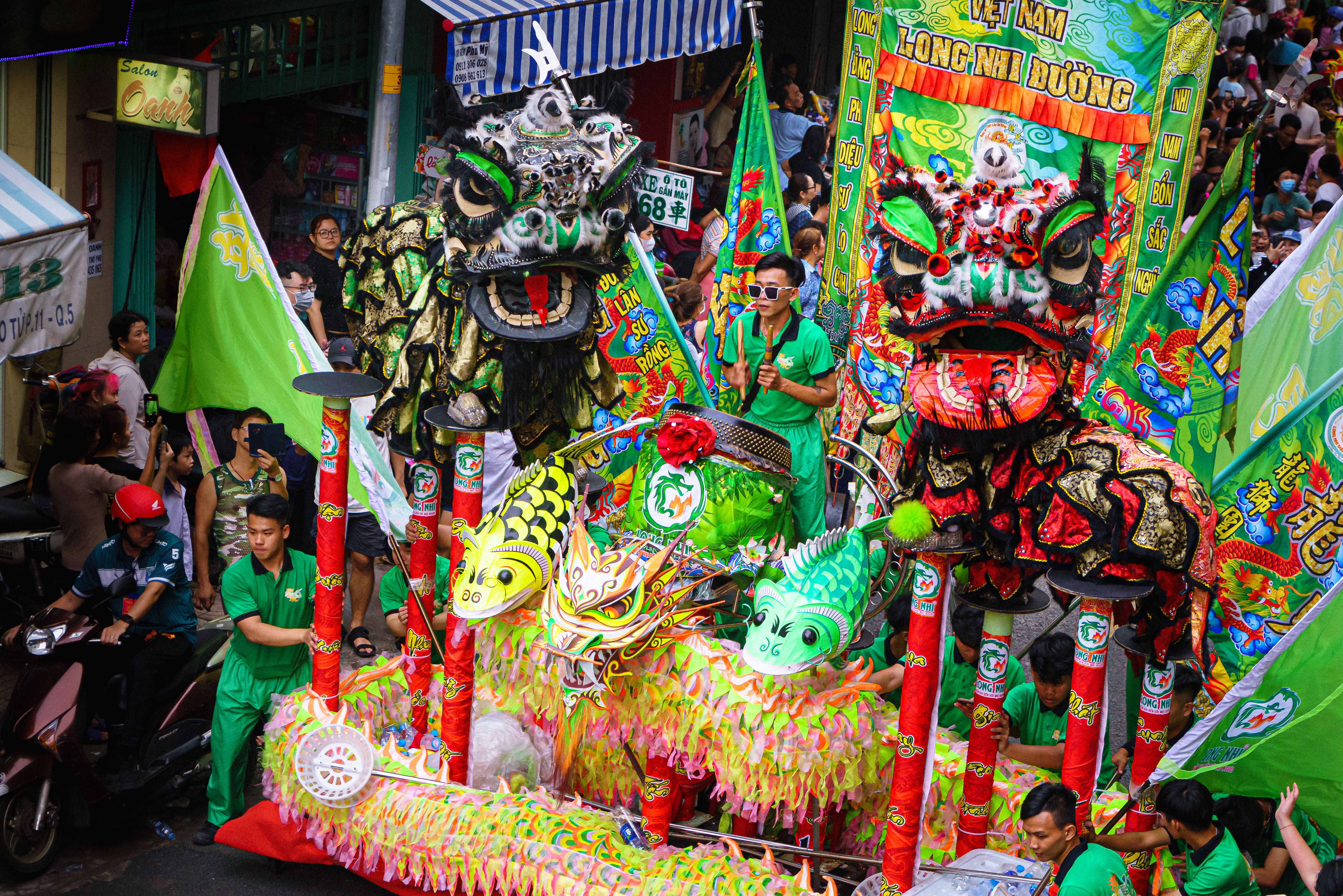 Perayaan Parade Tari Barongsai Vietnam Yang Meriah · Foto Stok Gratis