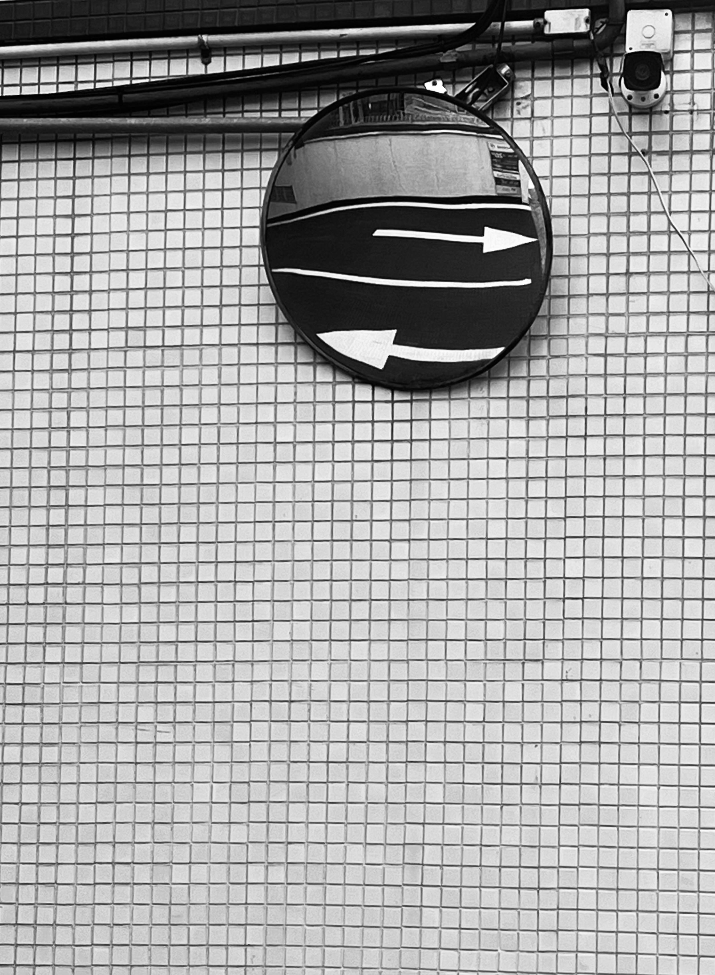 免費 城市瓷磚牆上交通鏡的黑白照片。 圖庫相片