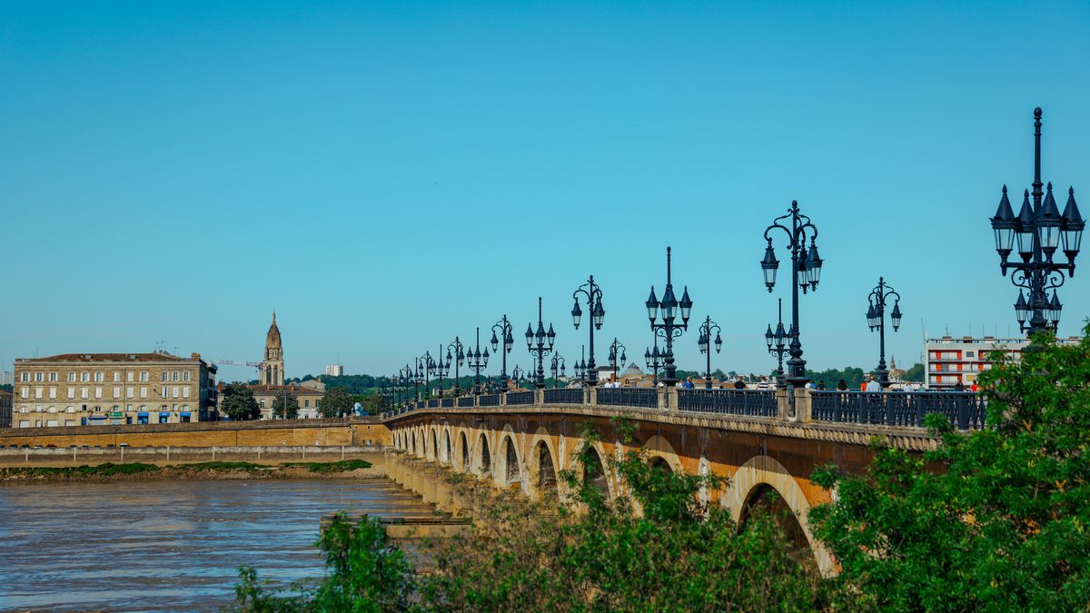 The Pont de Pierre spanning the Garonne in sunshine