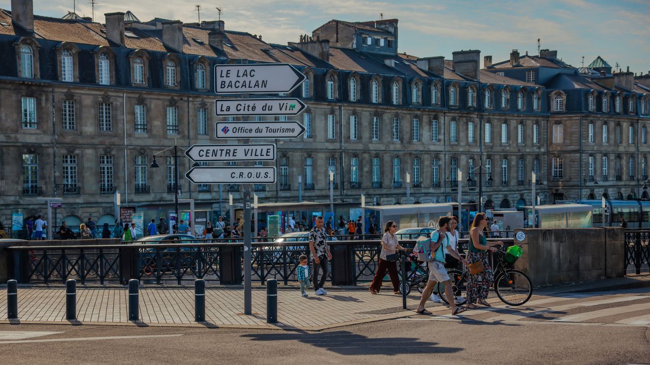 Bordeaux : des bénévoles créent un village pour les réfugiés des incendies