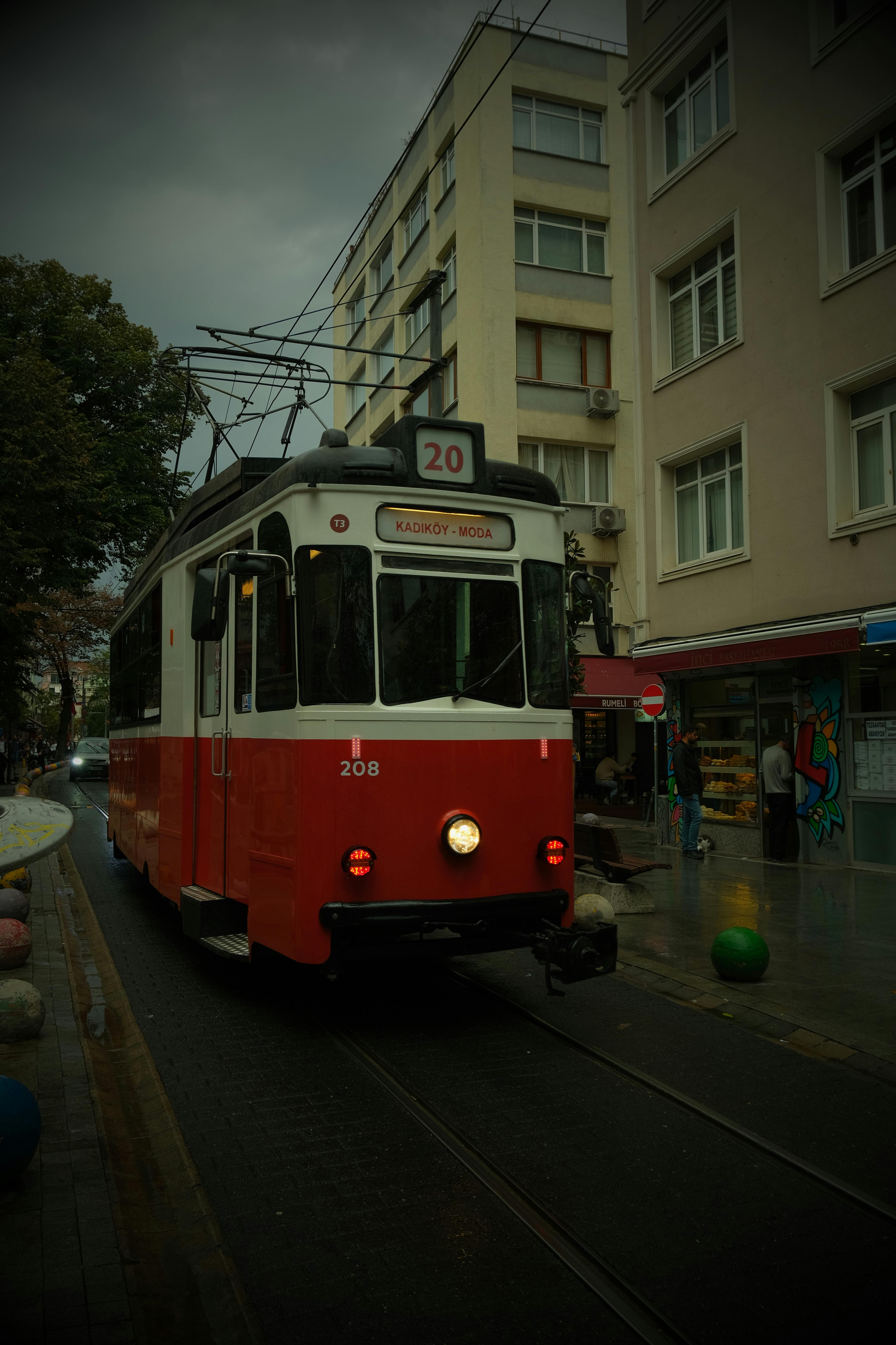 bezplatná Historická červená tramvaj procházející ulicemi Kadıköy v Istanbulu, Türkiye. Základová fotografie