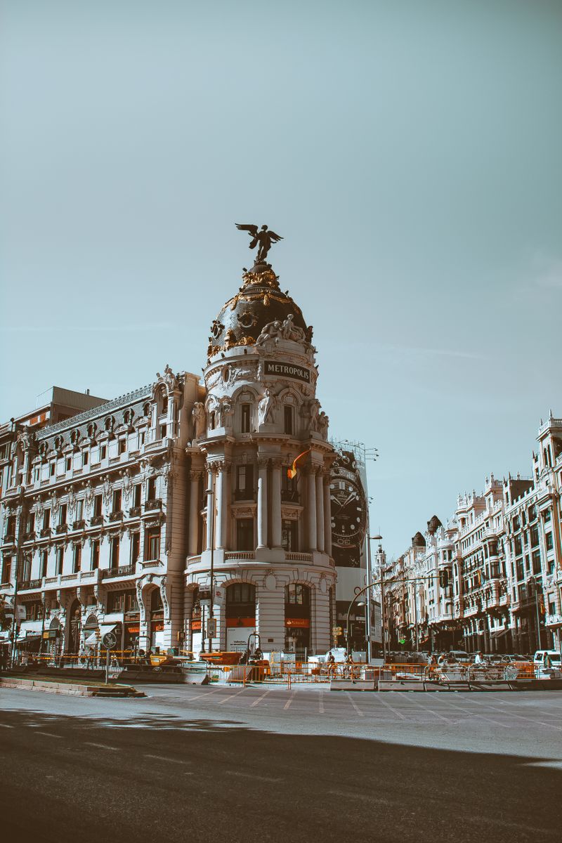 Calle del centro histórico de Madrid al atardecer