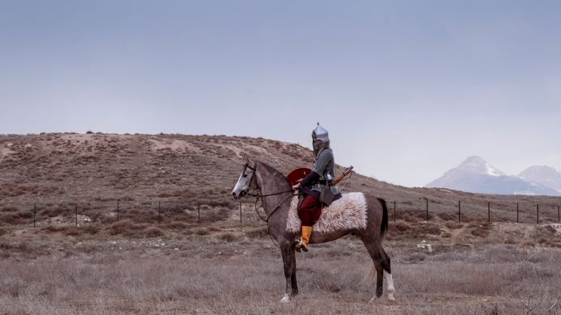 Konya'da tarihî kıyafetlerle at üzerinde Türk savaşçı canlandırması