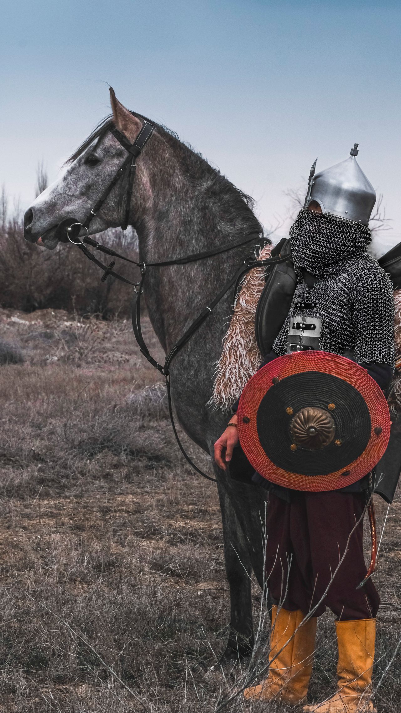 Konya'da tarihî zırh içinde atının yanında duran Türk süvari savaşçısı