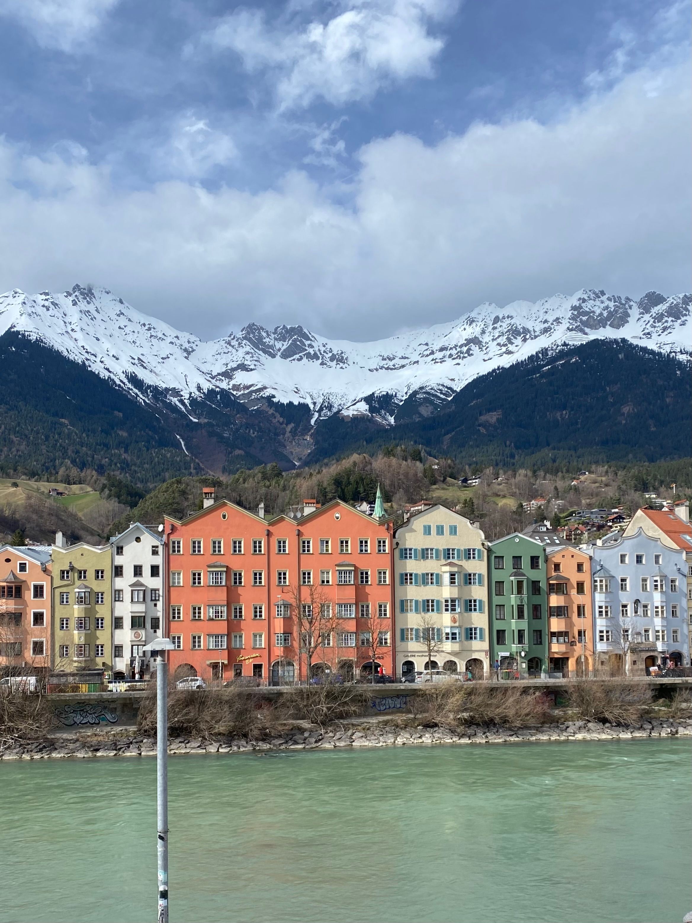 Casas de colores de Innsbruck con los Alpes nevados
