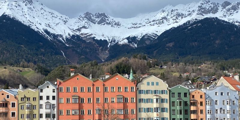 Casas de colores de Innsbruck con los Alpes nevados