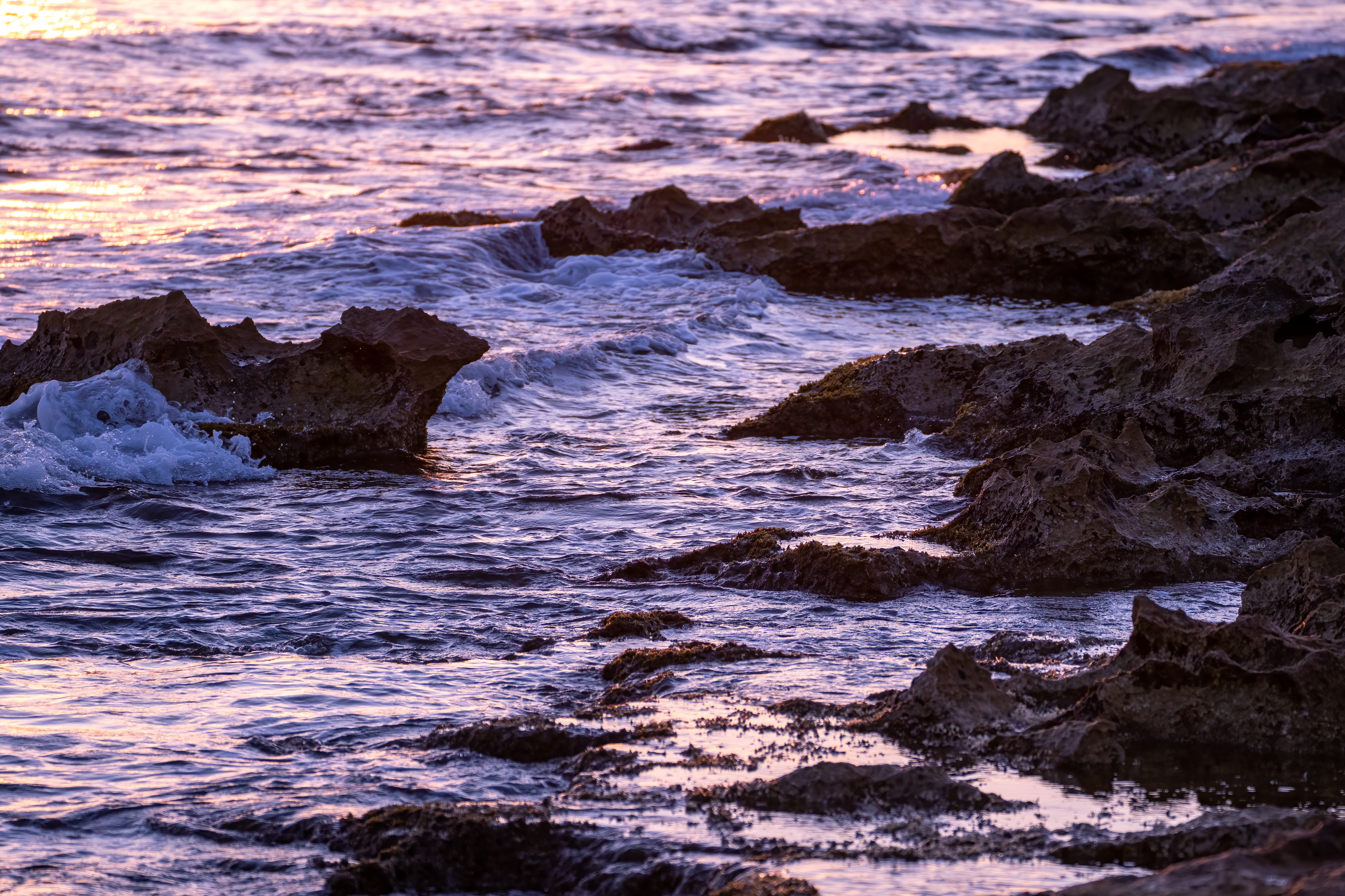 Capture of a stunning sunset with rocks and waves on Moraira's coastline. - Photo by Rafael Minguet Delgado on Pexels