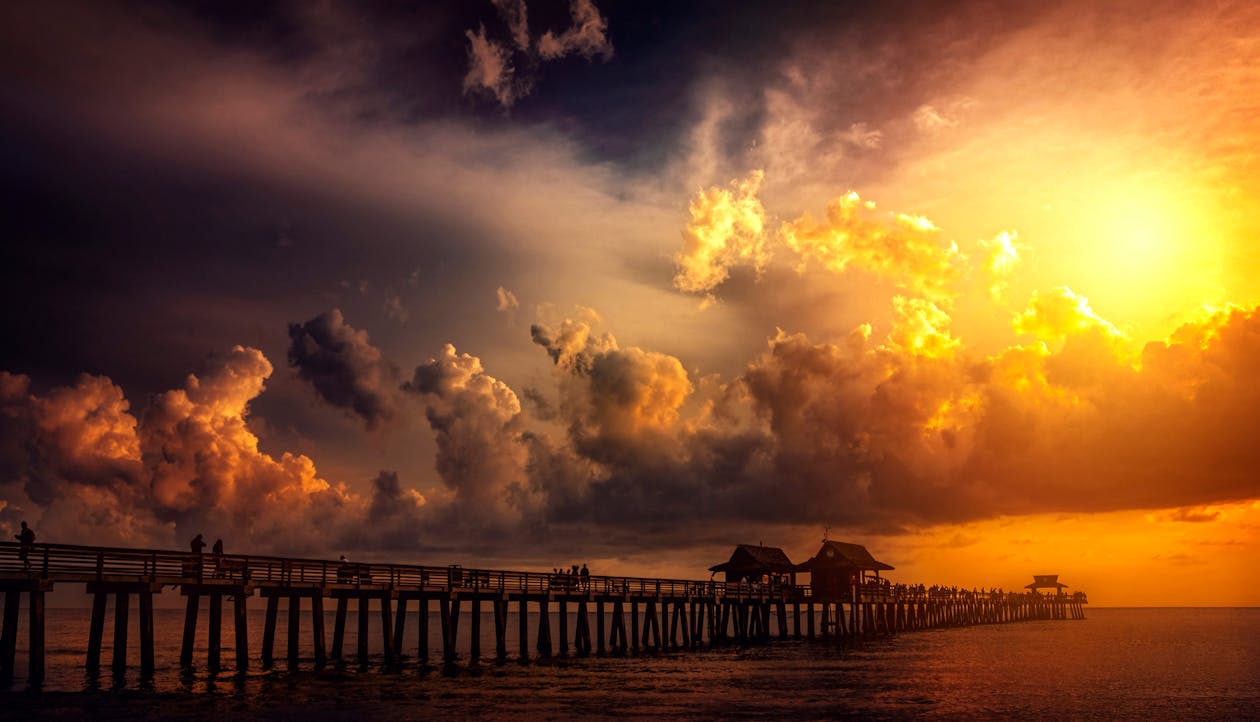 Boardwalk Di Ocean Selama Golden Hour