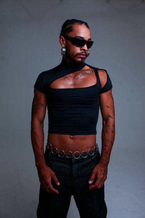 Free Portrait of a fashionable individual in black attire and sunglasses, showcasing personal style. Stock Photo