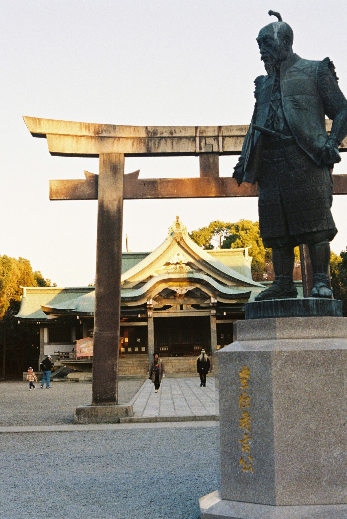 鳥居と武士の銅像