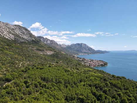 Une vue aérienne à couper le souffle de Podaca, en Croatie, présentant une verdure luxuriante et la beauté côtière.