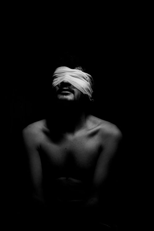 Dramático Retrato En Blanco Y Negro De Un Hombre Con Los Ojos Vendados ...