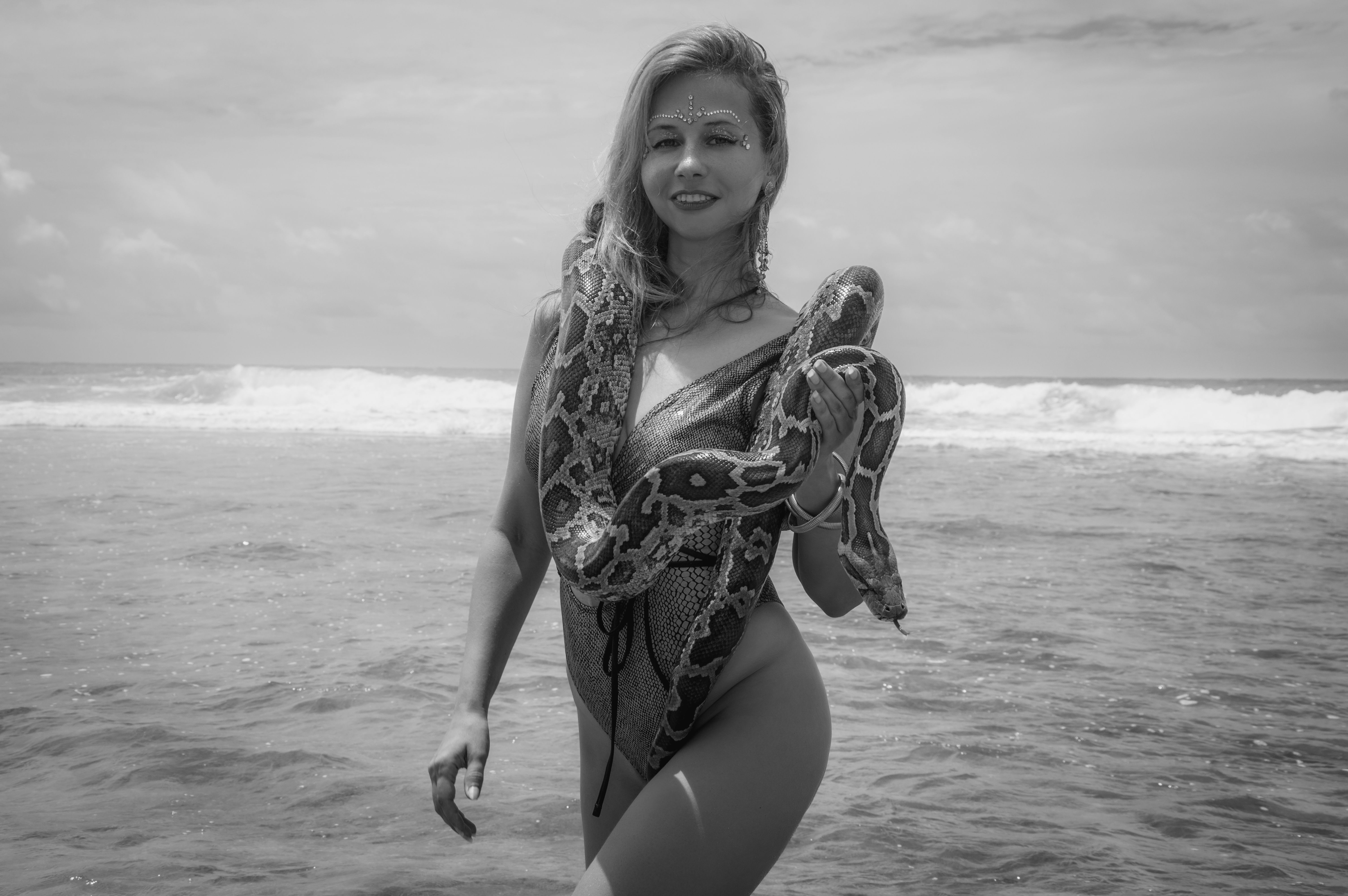 Femme tenant un python, le serpent symbole de puissance et de transformation