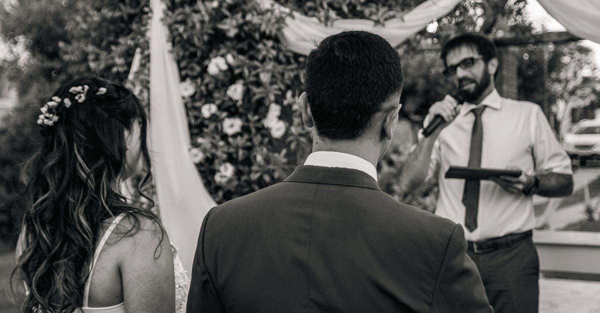 Comment Choisir le Bon Officiant pour Votre Mariage