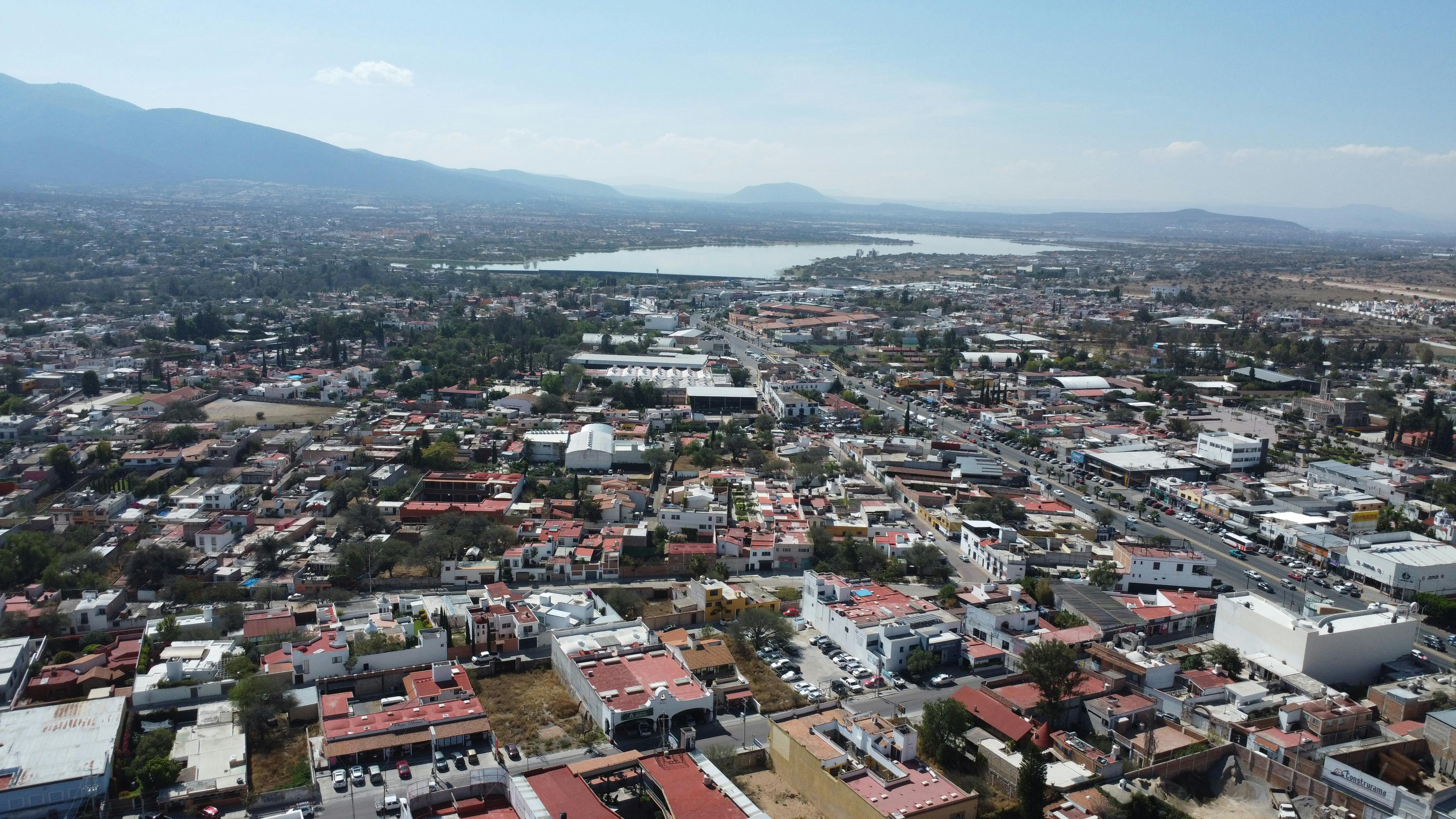 Aerial cityscape of San Juan del Río, capturing urban landscape and distant mountains.