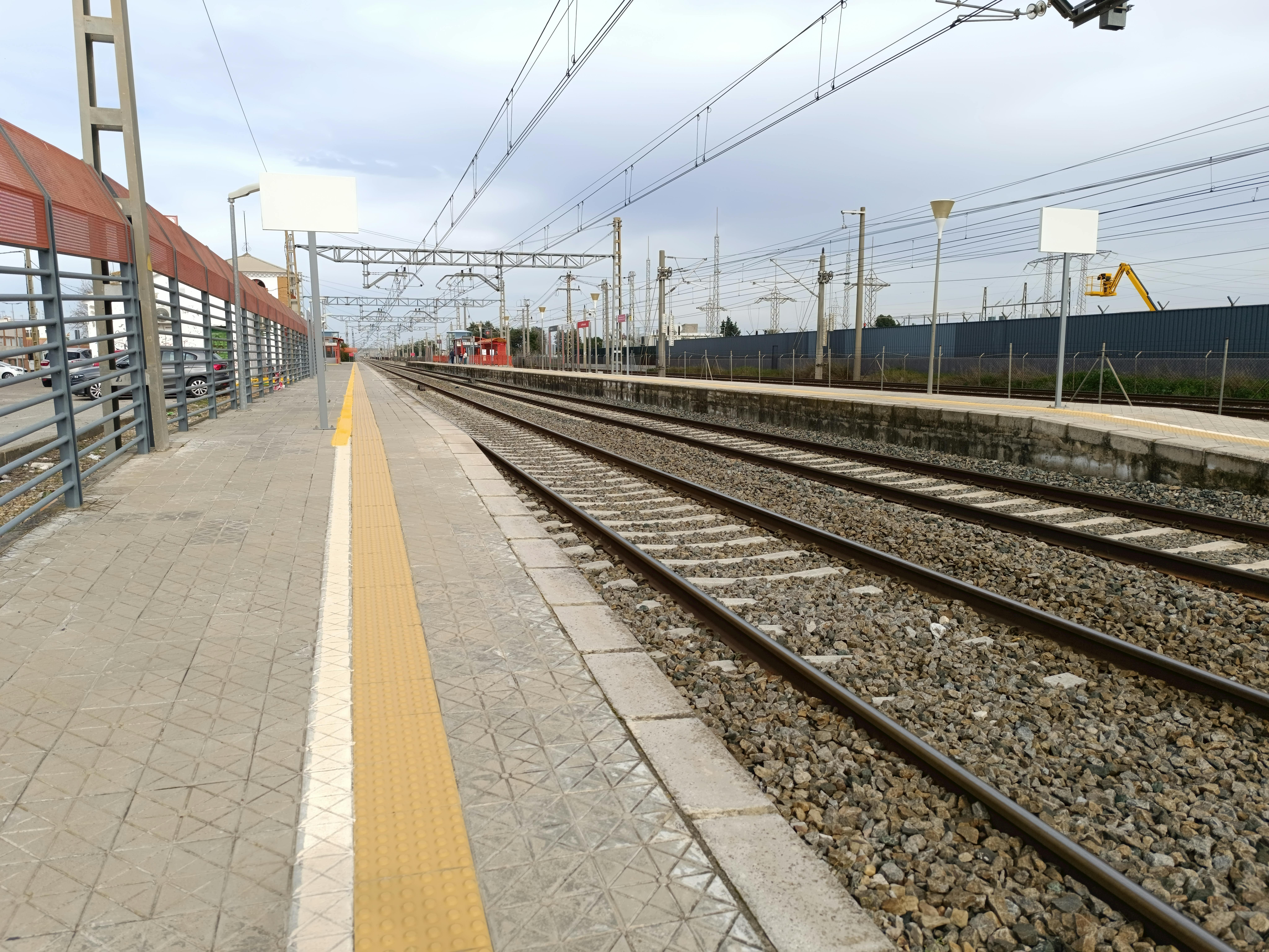 andenes de la estación de ferrocarril de la Rinconada