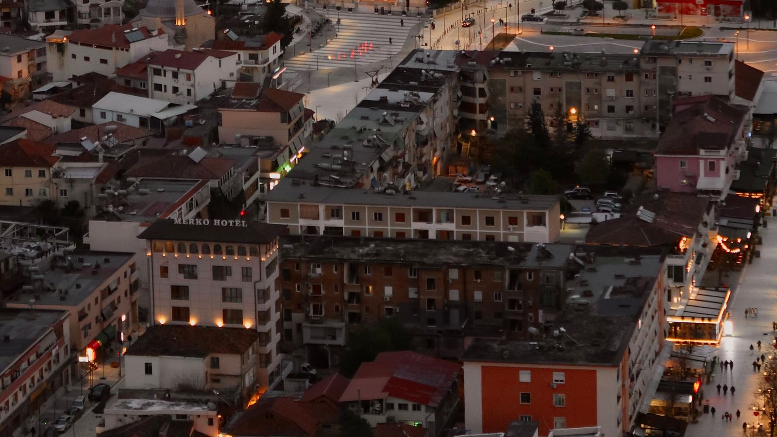 Vue aérienne de Berat au crépuscule avec une église historique et des maisons sur la colline