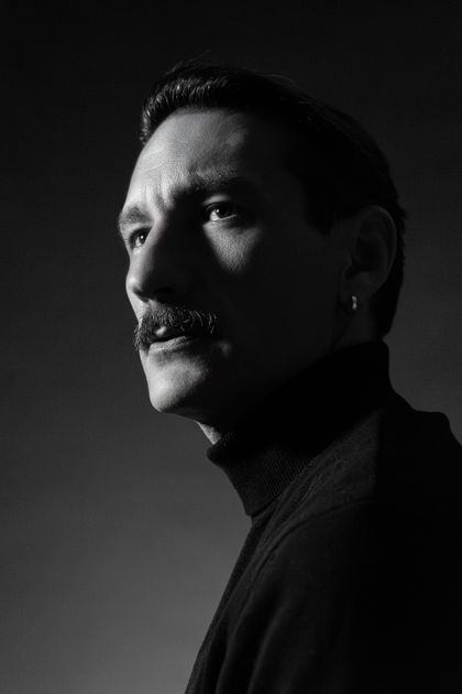 High-contrast black and white studio portrait — photo by Uluç Erdem Ersen on Pexels