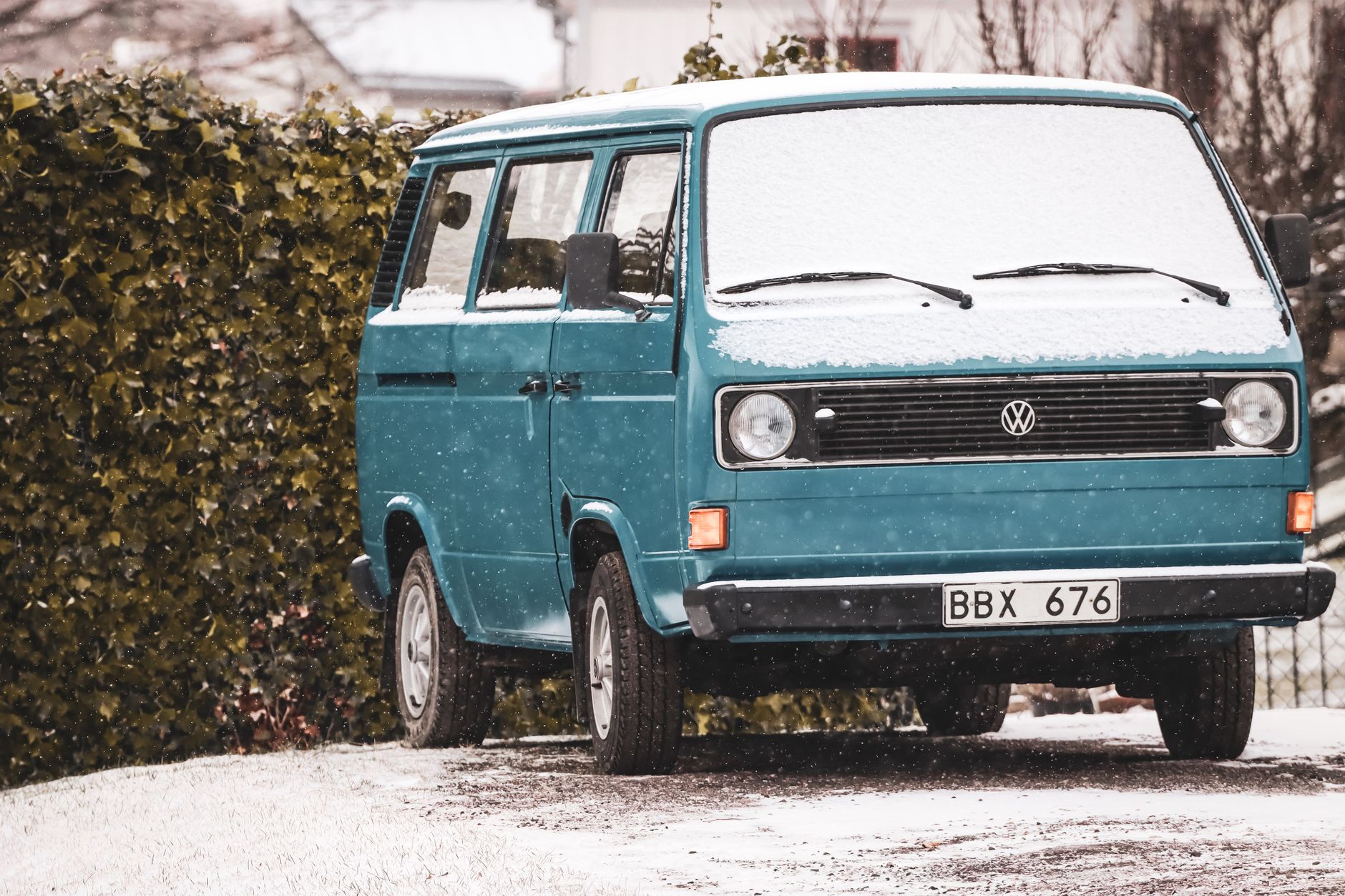 금 시세, 현명하게 알고 투자하는 2025년 최신 가이드 9 Classic Volkswagen van covered in snow, parked outdoors in Jönköping, Sweden.