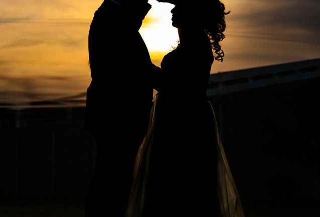 Online dating: starting a conversation on a niche platform