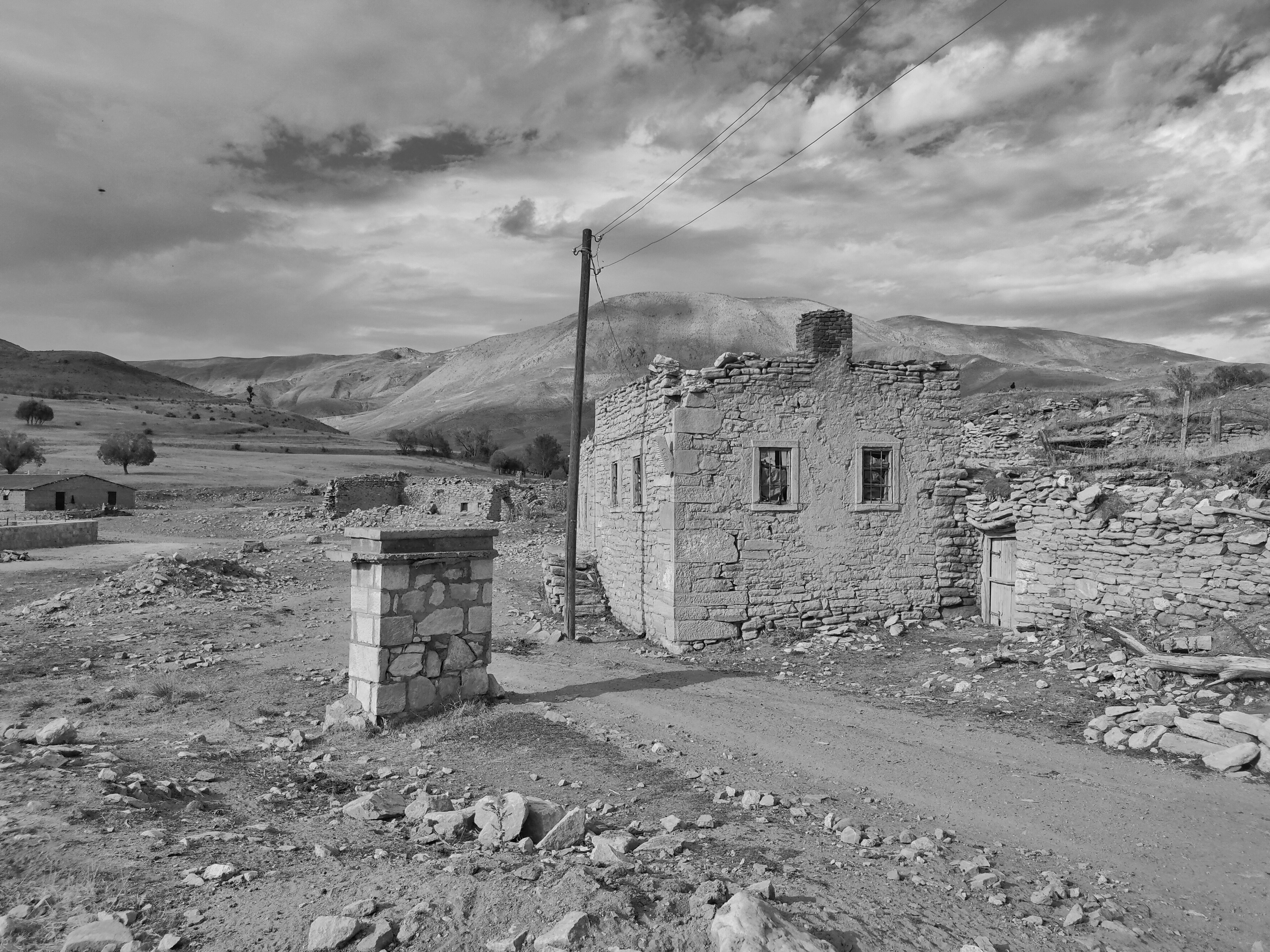 Abandoned Stone House in Remote Desert Landscape · Free Stock Photo