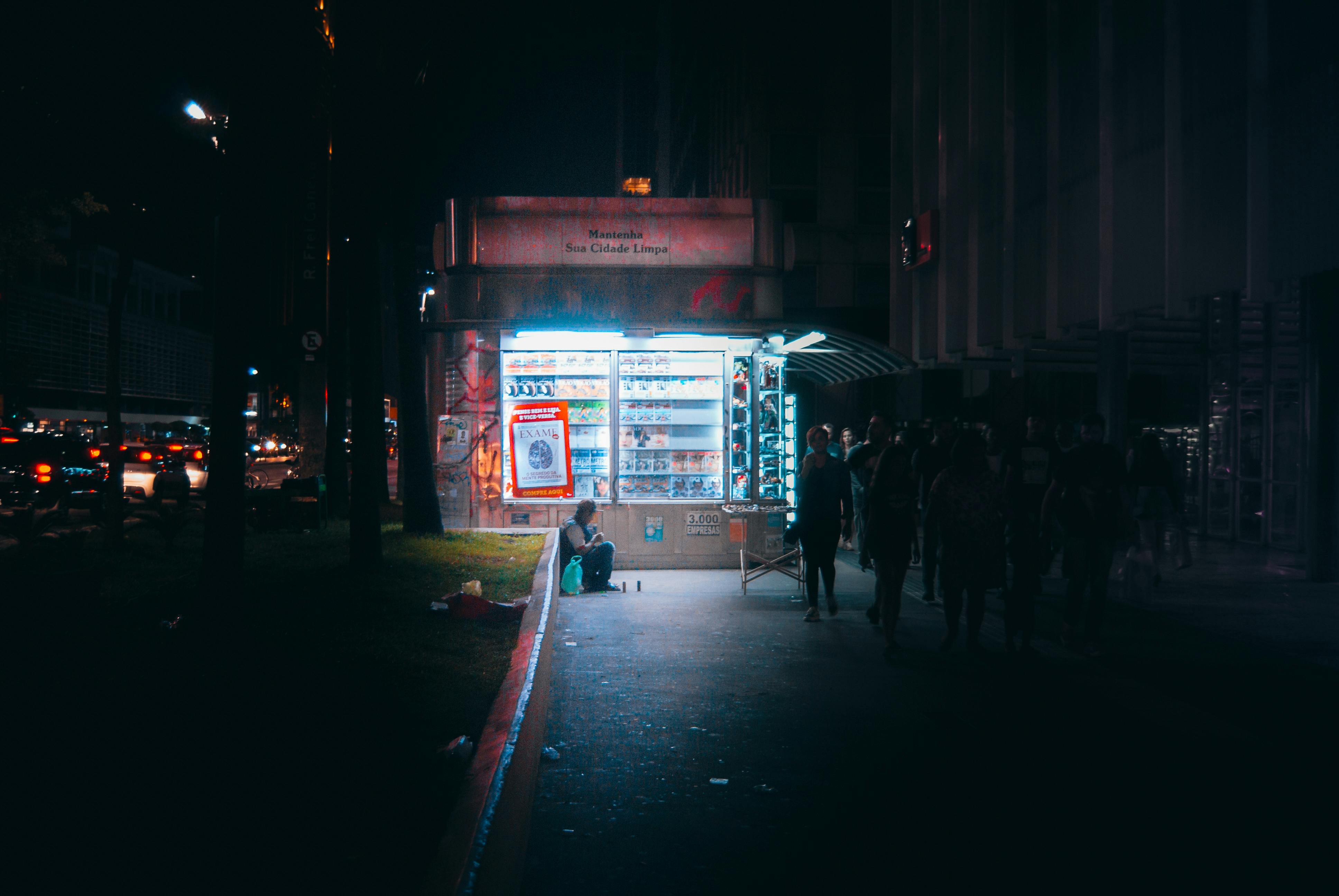 免費 夜間街景，燈火通明的攤位被人群和城市燈光包圍。 圖庫相片