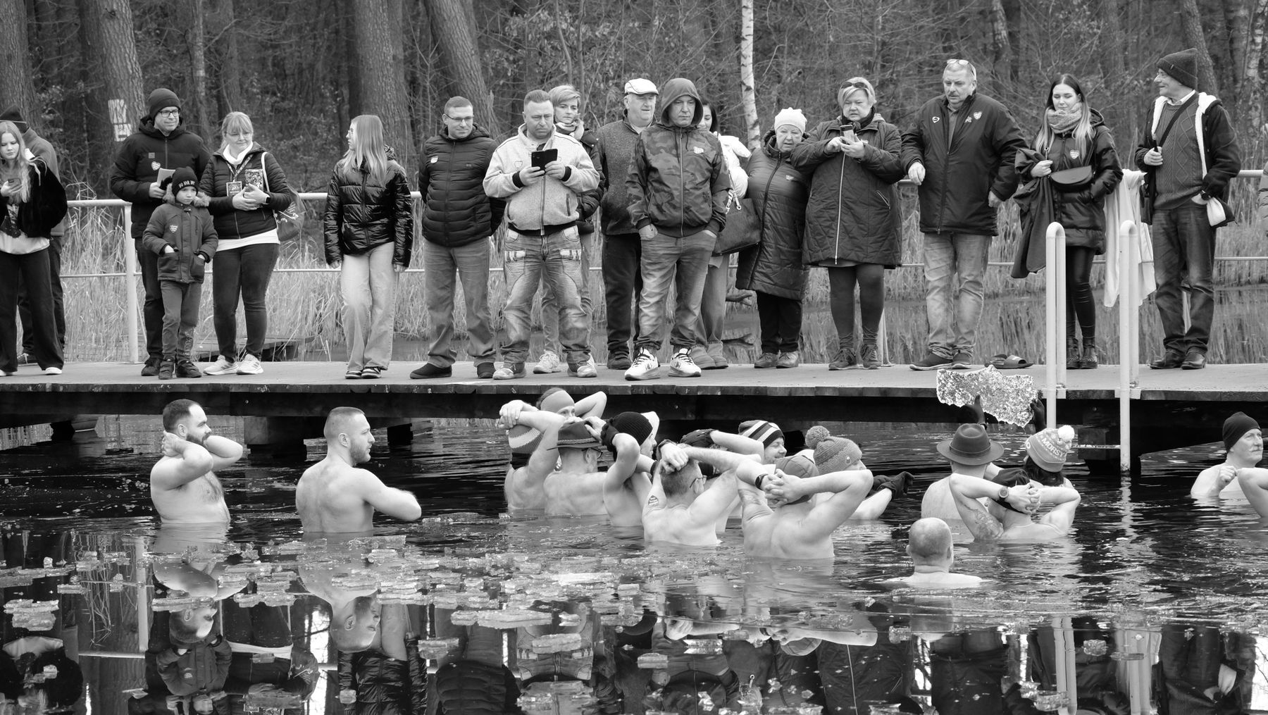 Groupe de nageurs en eau glacée pendant une immersion hivernale