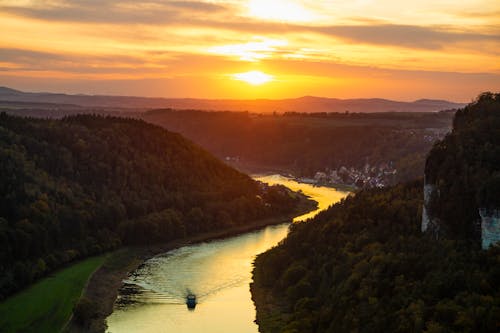 Szenisches Foto Des Flusses Während Des Tages