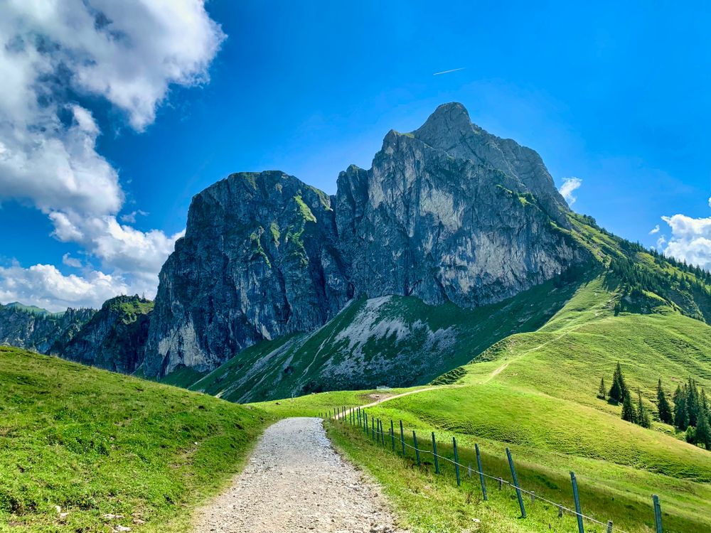 Beautiful Alpine mountain landscape with rocky peaks · Free Stock Photo