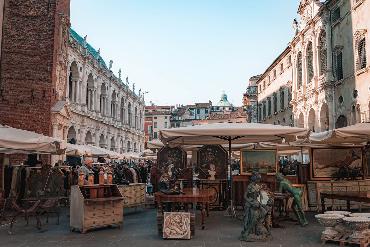 Târg de antichități în piața din Vicenza, la umbra Basilicii Palladiene
