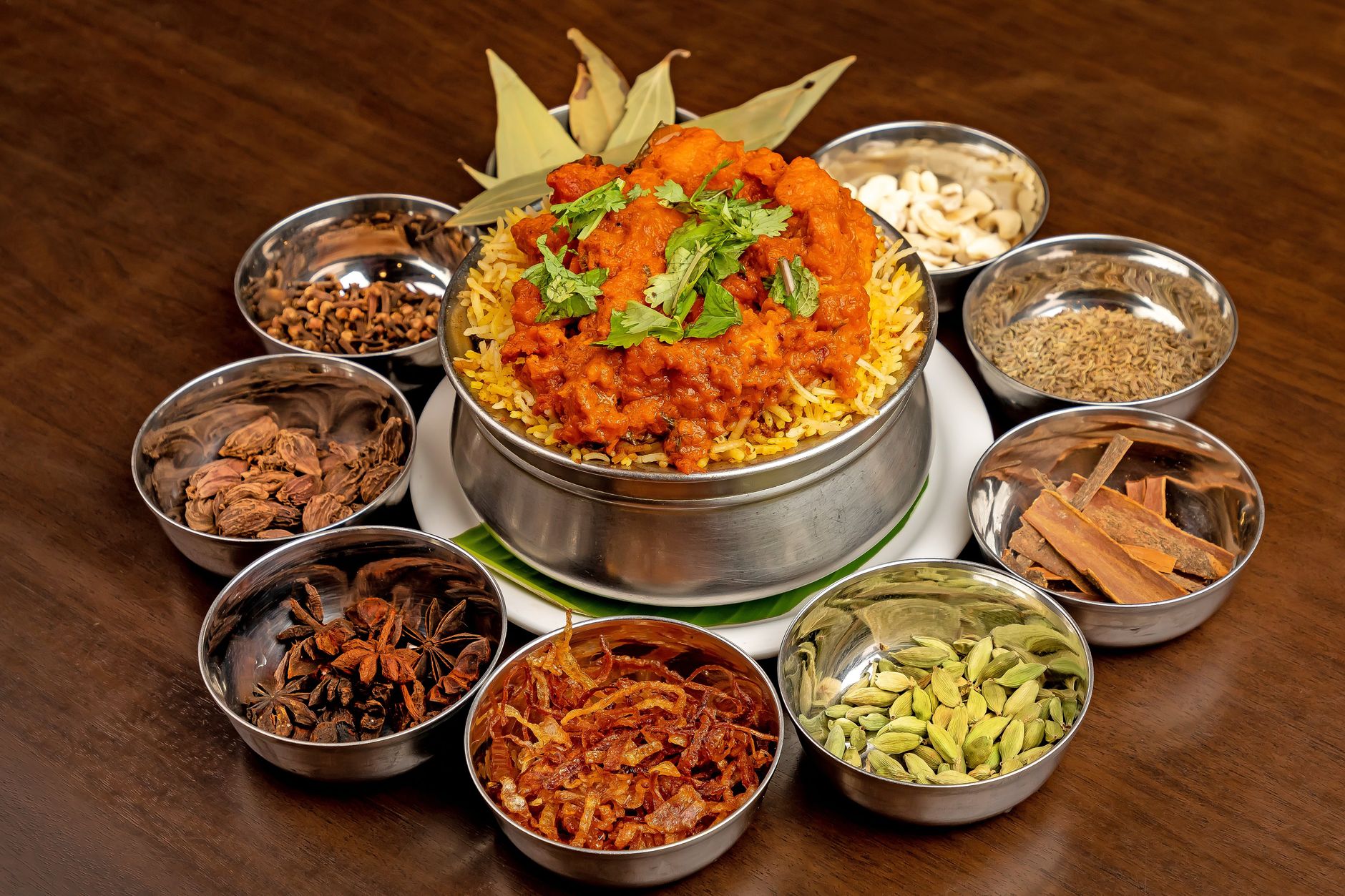 Riz biryani épicé servi chaud