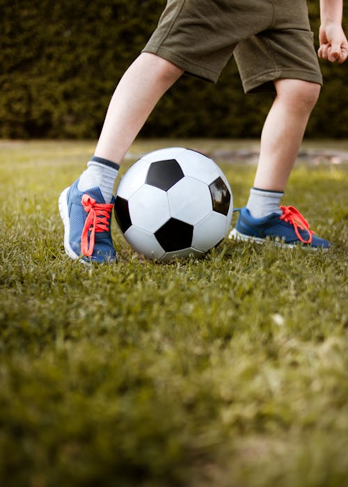 Garçon Jouant Avec Un Ballon De Foot